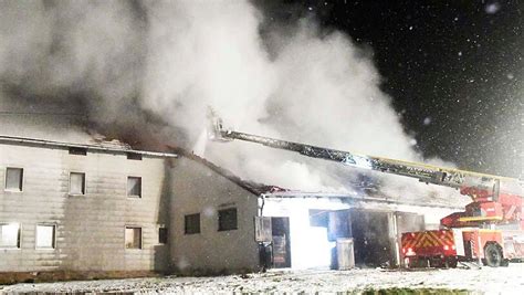 Landkreis Erding Großbrand in Bauernhof 60 Rinder evakuiert