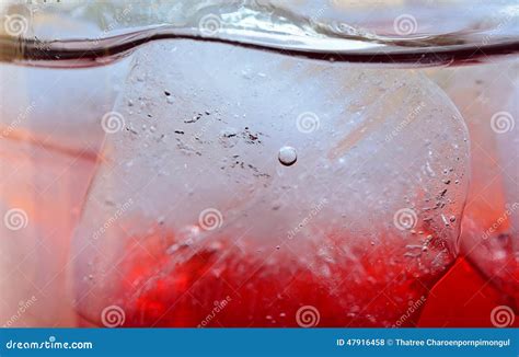 Rode Drank Met Ijs In Cirkel Dringking Glas Voor Abstrackbedelaars Stock Foto Image Of Kristal