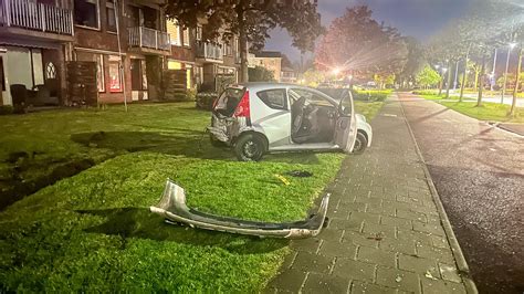 Automobilist Vliegt Uit De Bocht En Raakt Boom Op Westeinde In