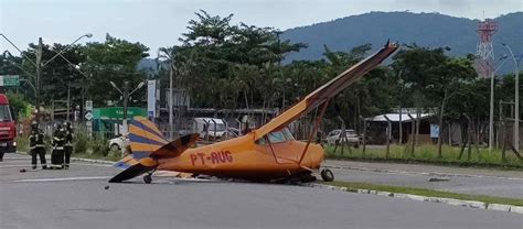 Avião De Pequeno Porte Tem Problema Na Decolagem E Cai No Litoral De Sp