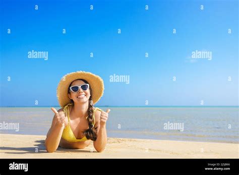 Belle femme bikini sur la plage Banque de photographies et dimages à haute résolution Alamy
