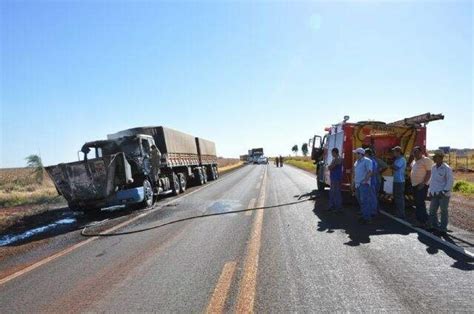 Carreta Bitrem Pega Fogo Na BR 267 Em Maracaju E Motorista Sai Ileso