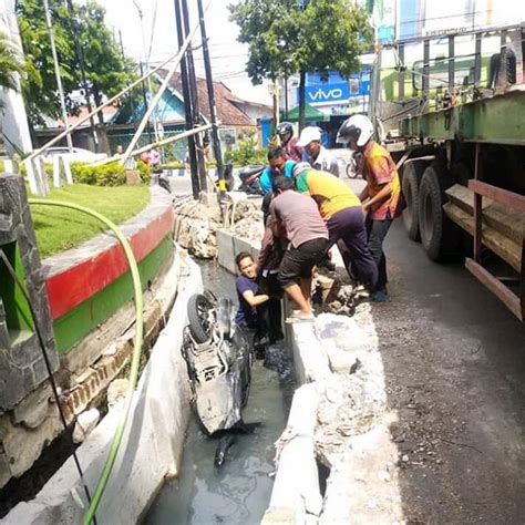 Viral Video Pengendara Motor Di Bojonegoro Masuk Got Disenggol Truk