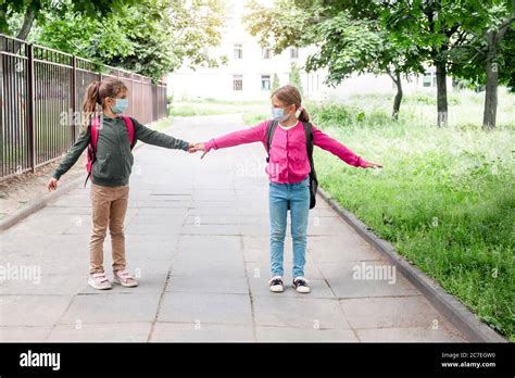 Grundschul kinder zeigen füße Fotos und Bildmaterial in hoher