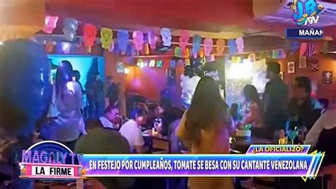 Tomate Barraza Es Captado En Situaci N Cari Osa Con La Cantante De Su