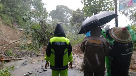 Tiga Orang Meninggal Akibat Longsor Di Gowa Sejumlah Kendaraan Rusak