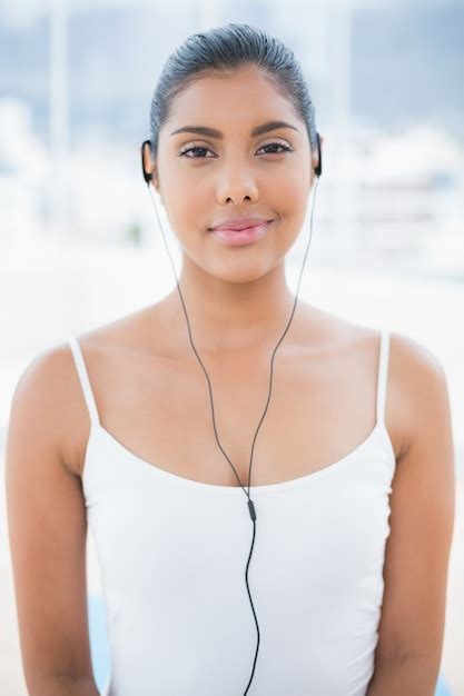 Premium Photo Content Toned Brunette Listening To Music