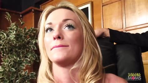 Un mec mature rusé et son ami aux cheveux longs partagent une belle