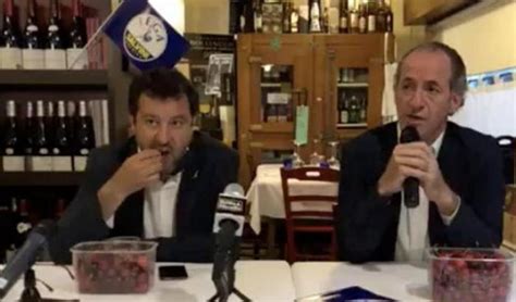 Salvini che mangia ciliegie mentre Zaia parla di bimbi morti ci fa o ci è