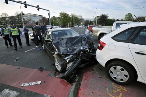 Jutarnji list U Vukovarskoj ulici došlo je do sudara nekoliko automobila