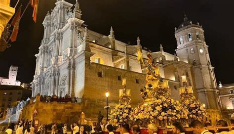 La Virgen de la Aurora recorrió el casco histórico arropada por cientos