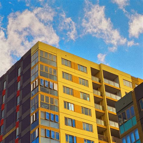 A Very Tall Building With Lots Of Windows Photo Free Building Image On Unsplash