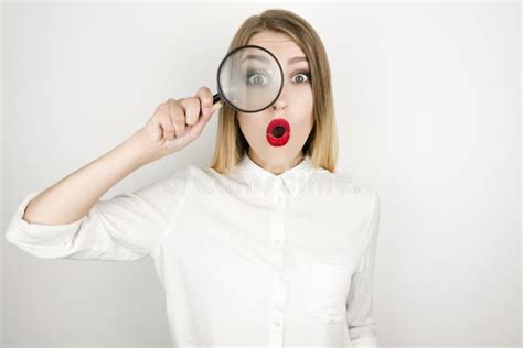 La Jeune Belle Femme Blonde Utilisant La Veste En Cuir Noire Regarde Désespéré étant Menotté Sur