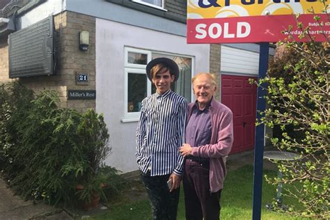 SACERDOTE GAY de 79 años se Casa con su Novio de 22 años luego de poco tiempo el joven lo deja