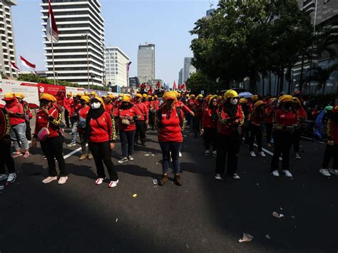 Foto Demo Tuntut Omnibus Law Dicabut Lautan Massa Buruh Padati Jalan