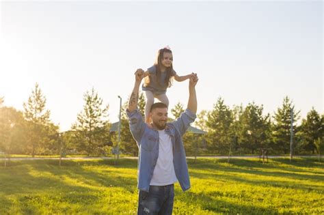 Conceito De Paternidade Fam Lia E Filhos Pai E Filha Se Divertindo E