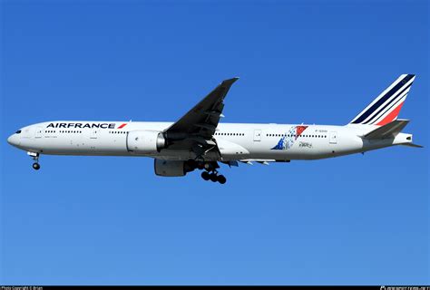 F GSQI Air France Boeing 777 328ER Photo By Brian ID 892334