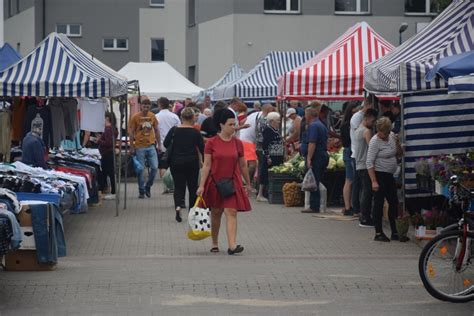 Niedzielny Targ W Wierzbicy Byli Handluj Cy I Kupuj Cy Zdj Cia