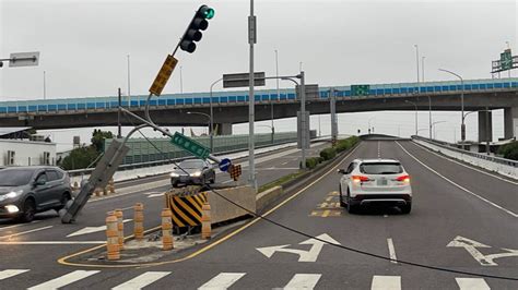 颱風康芮來襲 台中海線紅綠燈被吹歪電線遭吹斷 地方 中央社 Cna