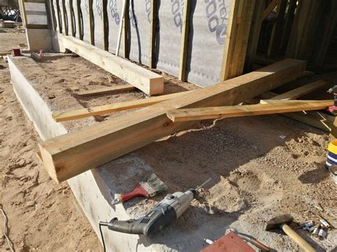 Крепим деревянный столб к фундаменту через металлическую опору ...