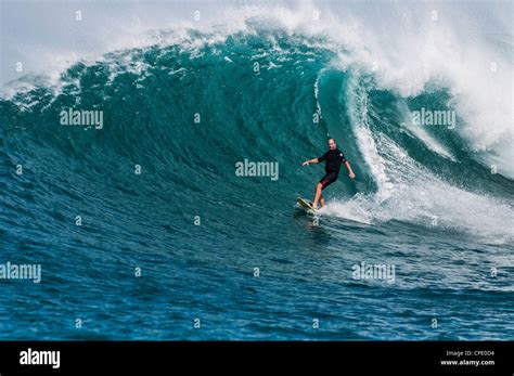 Hanalei bay kauai hawaii surfing hi-res stock photography and images ...