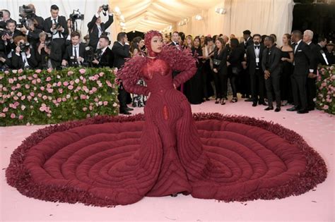 Met Gala Famosos Apostam Em Looks Extravagantes E Curiosos No