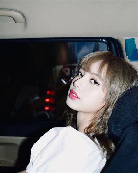 Tưởng chỉ hợp makeup búp bê ai ngờ Lisa khi thử combo mắt khói son nude cũng đẹp mê hồn