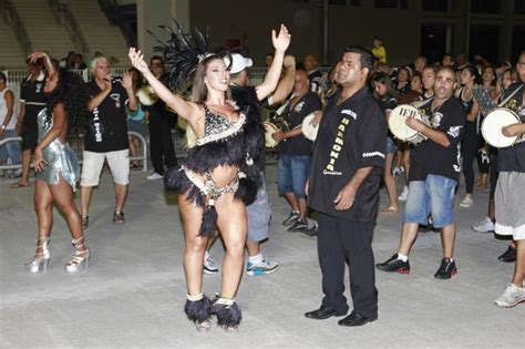 EGO Tati Minerato cai no samba em ensaio técnico da Gaviões da Fiel