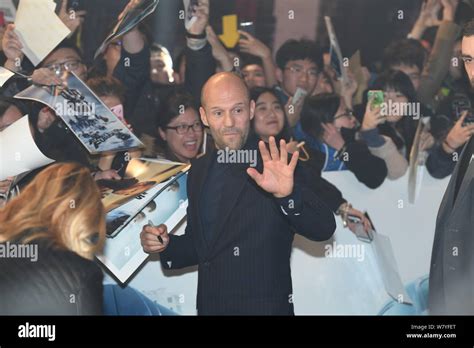 El actor inglés Jason Statham centro interactúa con los ventiladores