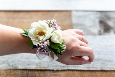 Make Your Own Corsage and Boutonniere | HGTV