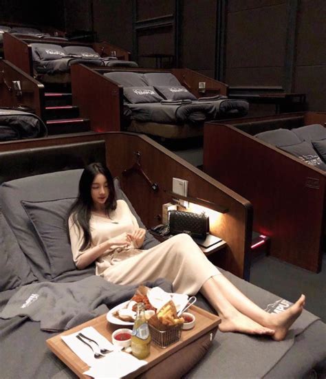 Ngồi trên xuồng tạo dáng hot girl khiến dân mạng hoài nghi không biết làm nghề gì Titanic