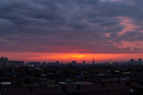 Dramatic Pink Sky over the City at Sunset · Free Stock Photo