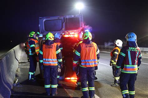 Einsatz Auf Der A Bei Pucking Kleintransporter Bei Schwerem Unfall