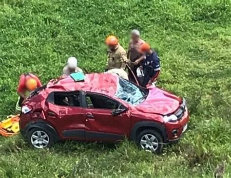 Carro Capota Cai Em Ribanceira E Deixa Dois Feridos Na Rj Em