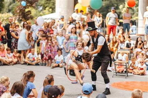 Pokaz Iluzji Iluzjonista Pan Z Bek Pokaz Iluzji Dla Dzieci Pokaz Magii