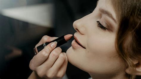 El Lip Combo Nude Sigue En Tendencia As Lo Llevan Las Famosas