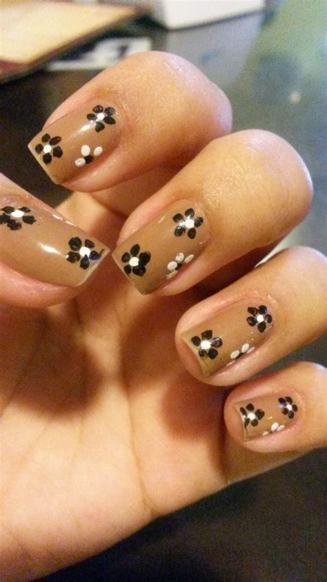 Siga Do Seu Jeito DE UNHAS PINTADAS NUDE FLORES