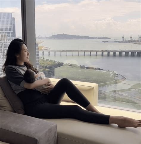 Hot mom nổi tiếng sinh con xong vẫn đẹp vạn người mê