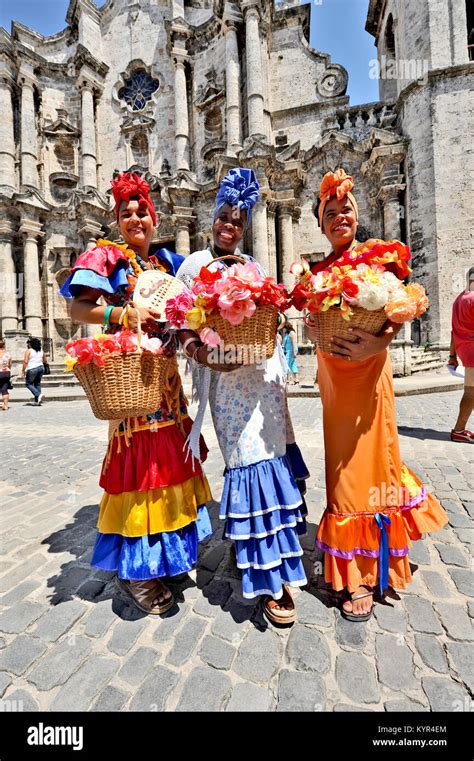 Cubaine En Tenue Traditionnelle Banque D Image Et Photos Page Alamy