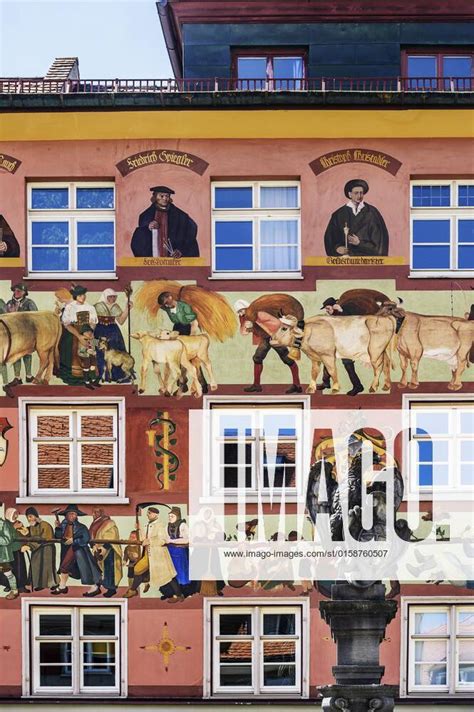 Mit Laendlichen Motiven Bemalte Fassade In Der Herrenstrasse Wangen Im