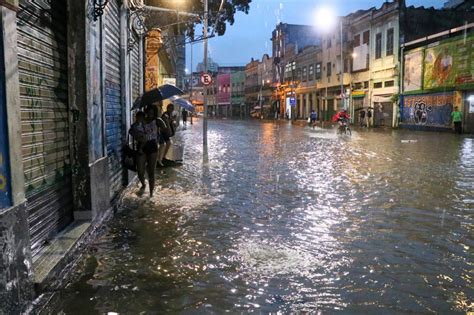 Temporal Atinge O Rio De Janeiro E Crian A De Anos Morre Em