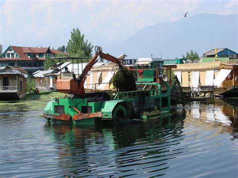 Harvesting Algae Dal Lake Machine Harvesting Algae Seawe Flickr