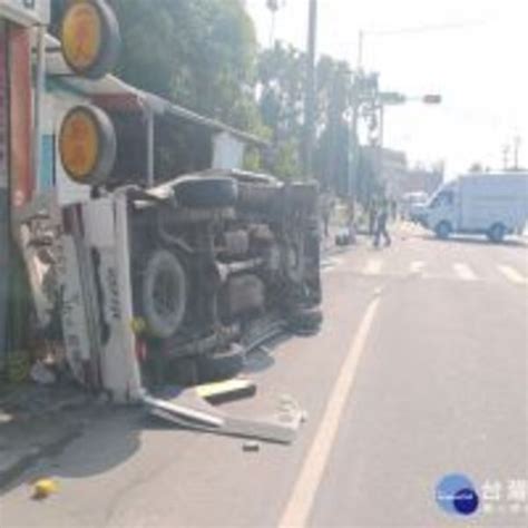 沒聽到鳴笛聲？ 救護車過紅燈遭貨車撞飛180度翻覆 Enews新聞網