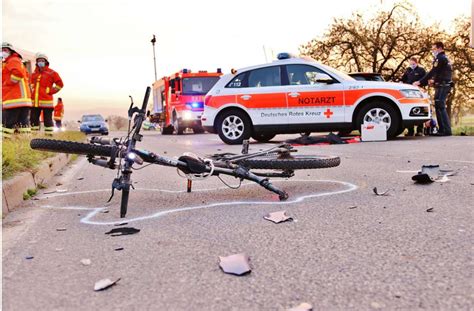 Junger Radfahrer Von Zwei Autos Erfasst