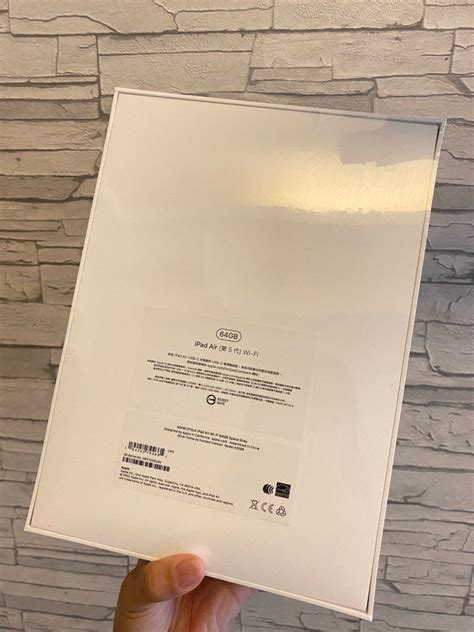 全新未拆封！ipad Air 5 太空灰 64g Wi Fi 版本 手機及配件 平板電腦 平板電腦 Ipad在旋轉拍賣