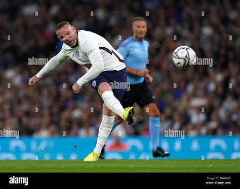 Der Englische Wayne Rooney Versucht Beim Spiel SoccerAid For UNICEF Im