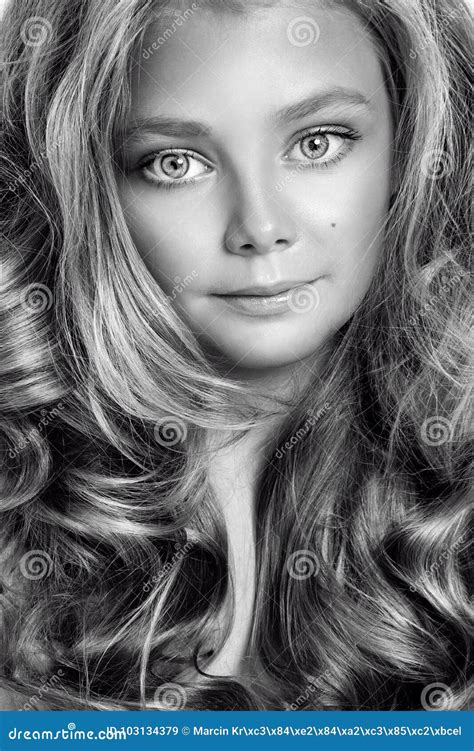 Beau Modèle Femelle Blond Mère Avec L étreinte Blonde De Fille Image stock Image du famille