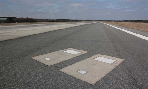 Por Que Existem Dois T Mulos Na Pista De Um Aeroporto Dos Eua