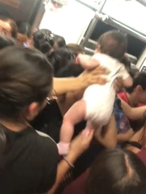 Bebé Se Volvió Viral Por Pasar De Mano En Mano De Un Extremo A Otro De Un Vagón Del Metro Infobae