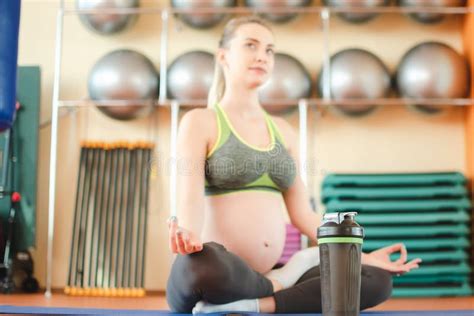 Yoga Para Las Mujeres Embarazadas Muchacha Embarazada Joven Que Hace